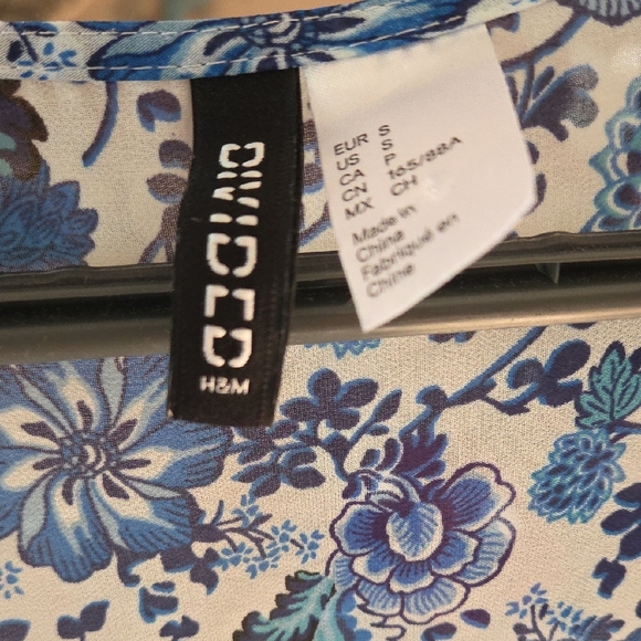 🔥🔥2 For $5 Divided Blue Floral Kimono Top🔥🔥 - Picture 2 of 5